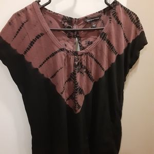 ROCK & REPUBLIC SIZE MEDIUM TIE DYE SHORT SLEEVE BLOUSE